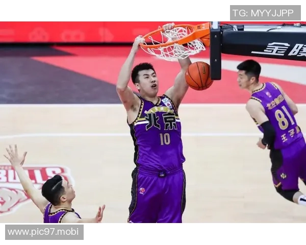 邹雨宸 腾空暴扣 尽显中锋风范